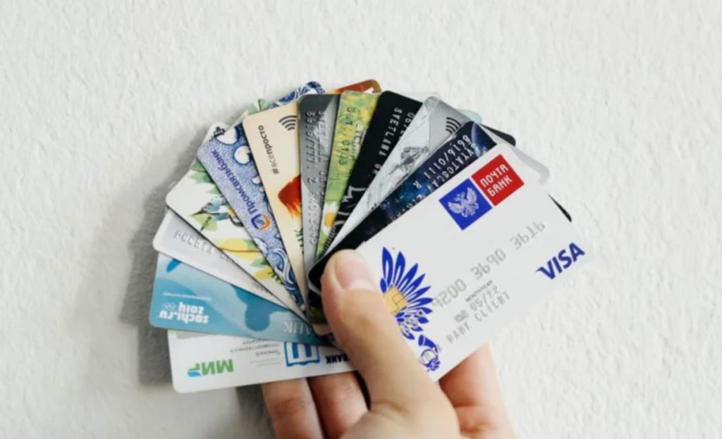 Почему стремятся ограничить количество банковских карт, которые могут быть у нас? Проблема не в мошенниках.