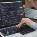 Обзор ведущих онлайн-программ по обучению алгоритмам и аналитике YouTube